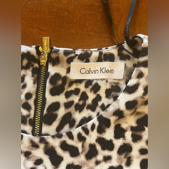 Calvin Klein leopard dress. Bell ruffled sleeves. Midi fitted silhouette. Size M - Picture 8 of 16
